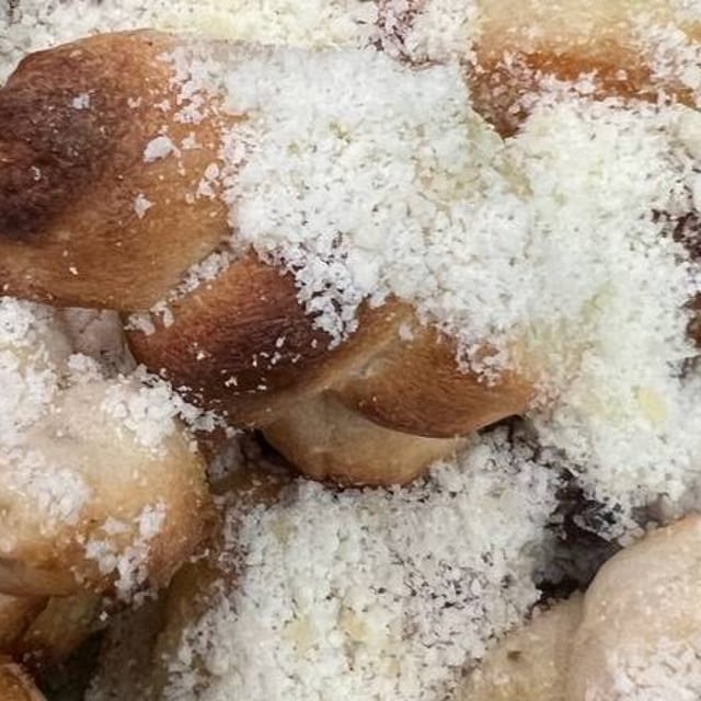 12 Garlic Knots.